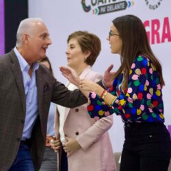 Paola Rodríguez López y Román Alberto Cepeda González entregan certificados de preparatoria y becas a “Mujeres echadas pa´ delante”2