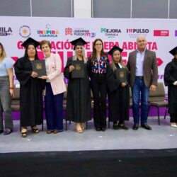 Paola Rodríguez López y Román Alberto Cepeda González entregan certificados de preparatoria y becas a “Mujeres echadas pa´ delante”3