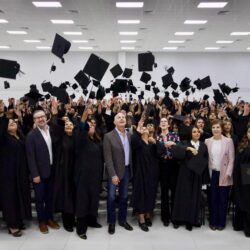 Paola Rodríguez López y Román Alberto Cepeda González entregan certificados de preparatoria y becas a “Mujeres echadas pa´ delante”4