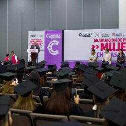 Paola Rodríguez López y Román Alberto Cepeda González entregan certificados de preparatoria y becas a “Mujeres echadas pa´ delante”5