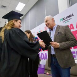 Paola Rodríguez López y Román Alberto Cepeda González entregan certificados de preparatoria y becas a “Mujeres echadas pa´ delante”6