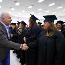 Paola Rodríguez López y Román Alberto Cepeda González entregan certificados de preparatoria y becas a “Mujeres echadas pa´ delante”7