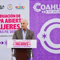 Paola Rodríguez López y Román Alberto Cepeda González entregan certificados de preparatoria y becas a “Mujeres echadas pa´ delante”8