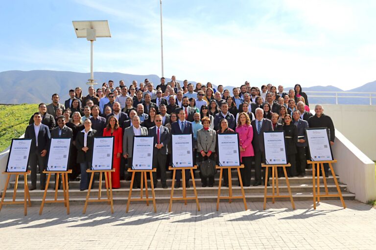 Recibe UAdeC la acreditación de ocho programas educativos por los CIEES