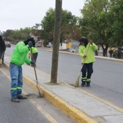 Trabaja Javier Díaz en el mantenimiento de plazas de ‘Activa tu Parque’