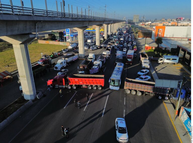 Transportistas y campesinos desquician el tráfico carretero en gran parte del país   