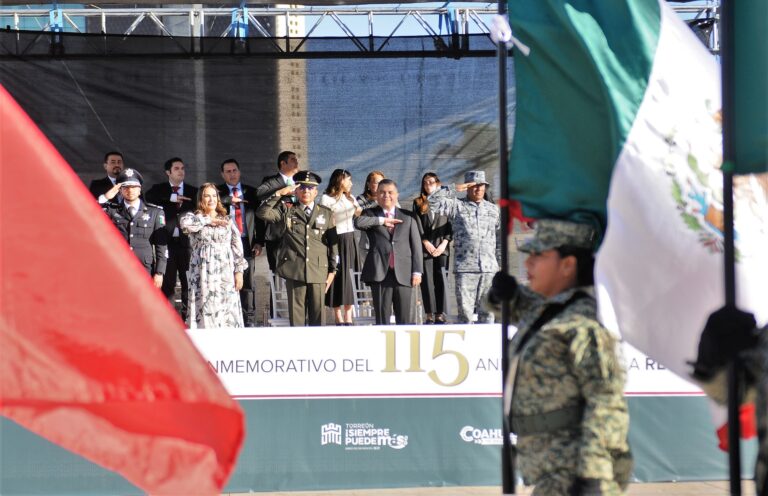 Cerca de 20 mil personas presencian el desfile de la Revolución Mexicana
