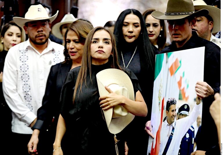 Cuidan 21 militares a alcaldesa de Uruapan