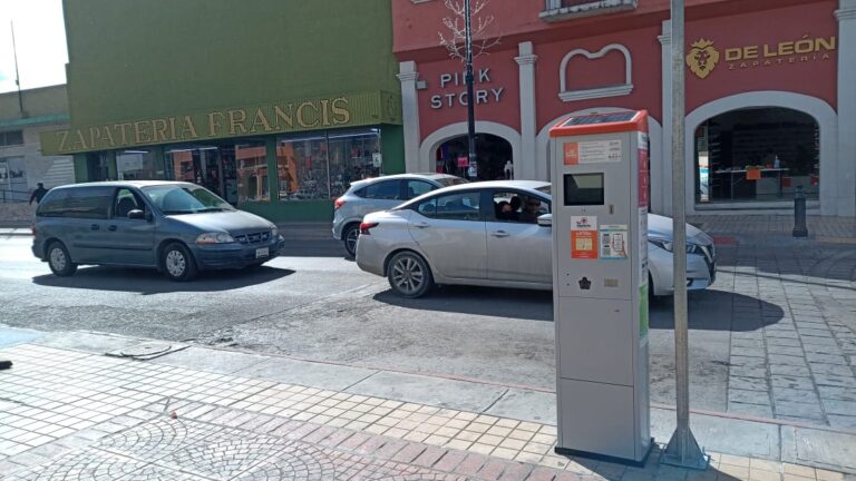 Diariamente multan hasta 25 saltillenses en Zona Centro por no pagar parquímetro 