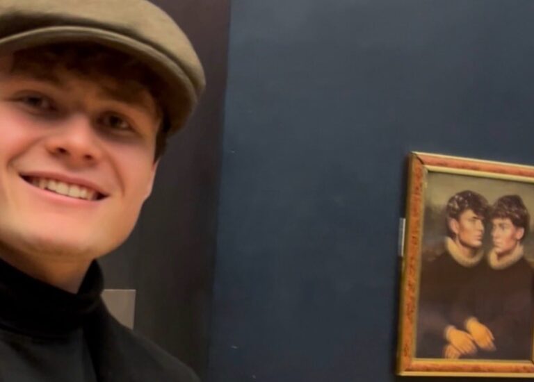 Dos jóvenes burlan seguridad del Louvre y cuelgan cuadro en la sala de la Mona Lisa