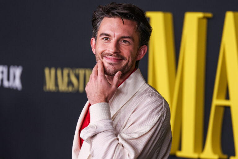 La revista People nombra a Jonathan Bailey como el hombre más sexy del mundo