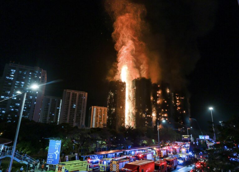 El incendio en Hong Kong ya suma 128 muertos; ya hay 8 detenidos