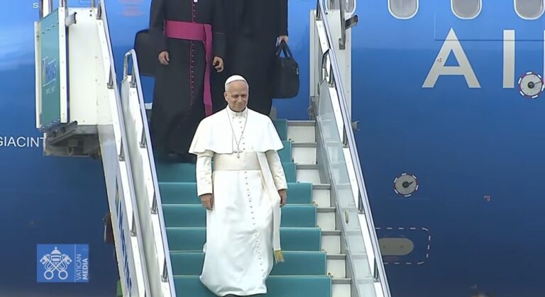 El papa León XIV realiza su primer viaje internacional, llega a Turquía donde estará 4 días