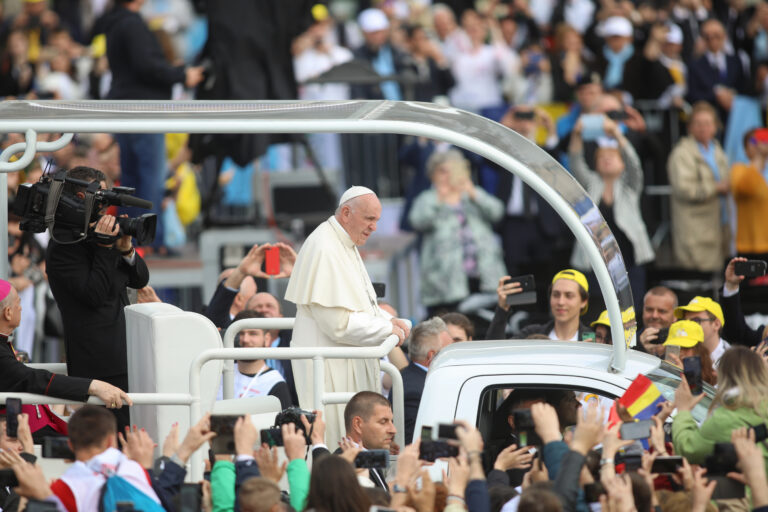 El papamóvil del papa Francisco llegó a Israel convertido en clínica itinerante