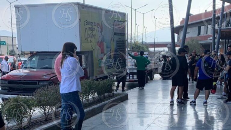 Embargan gimnasio Family Fitness en plaza Villa Alta; clientes no pudieron terminar su rutina