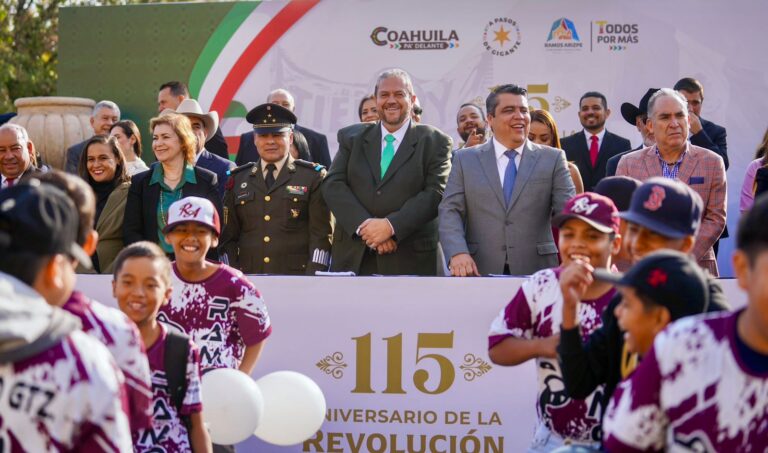 Encabeza alcalde Tomás Gutiérrez Merino el Desfile Revolucionario 2025 en Ramos Arizpe