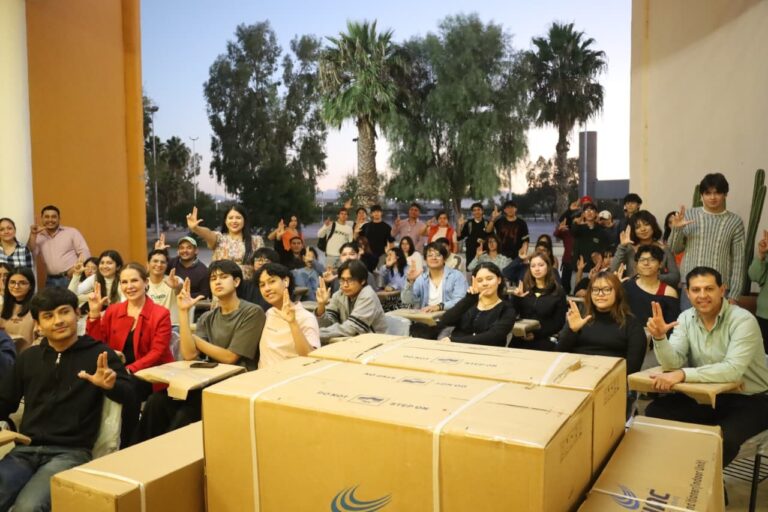 Entrega rector de la UA de C equipos de aire acondicionado y mobiliario a Escuela de Arquitectura Unidad Laguna