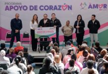Entregan Javier y Luly Apoyos de Corazón del DIF Saltillo