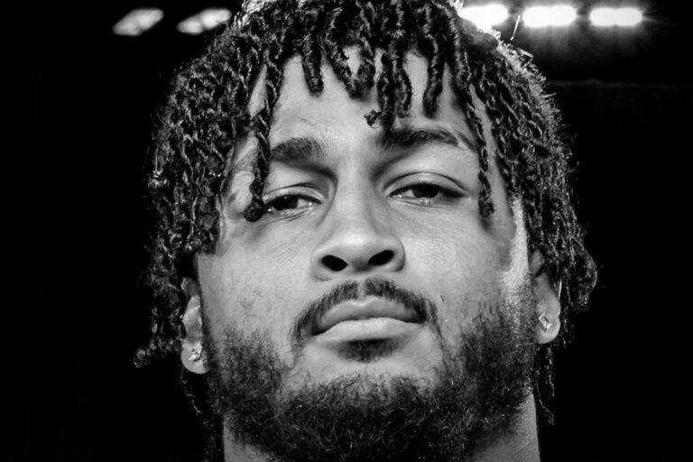 Indagan suicidio del defensivo de Dallas Marshawn Kneeland