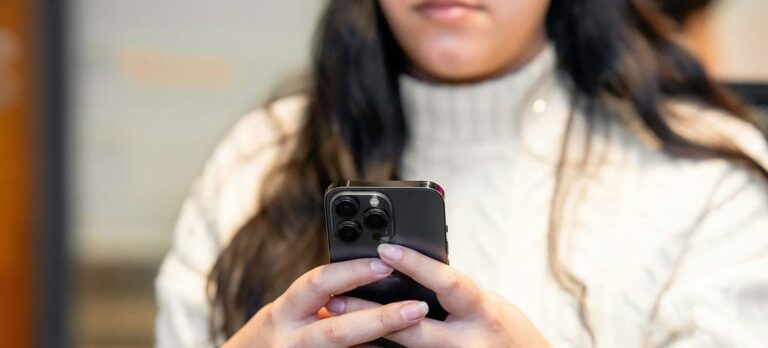 La inteligencia artificial y el anonimato alimentan el aumento de la violencia digital contra las mujeres