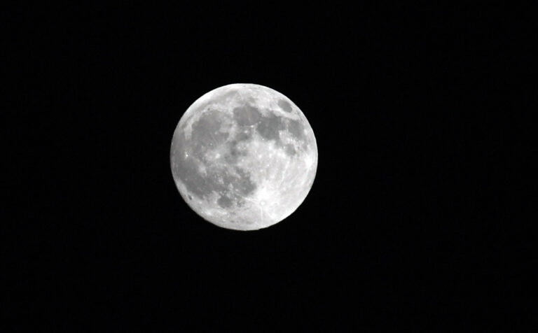 La luna más grande del año llegara la noche de este miércoles acompañada de lluvia de estrellas