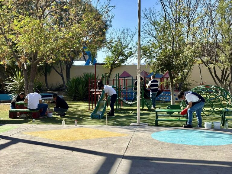 Manos unidas por la infancia: Giving Smiles y Lear embellecen kínder en Ramos Arizpe 