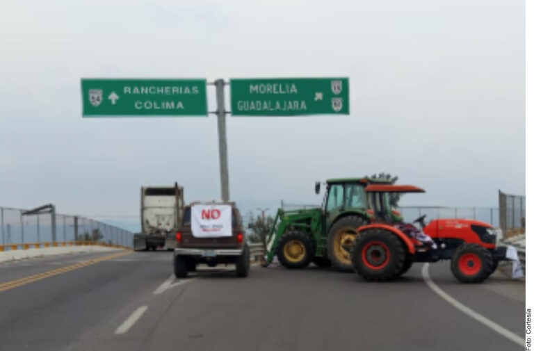 Persisten cierres carreteros en al menos 10 entidades