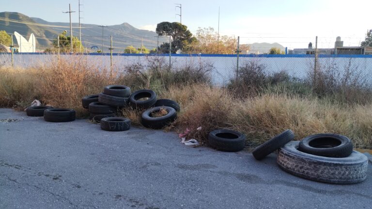 Pese a labores de limpieza del Municipio, siguen “cochinones” tirando llantas al sur de Saltillo