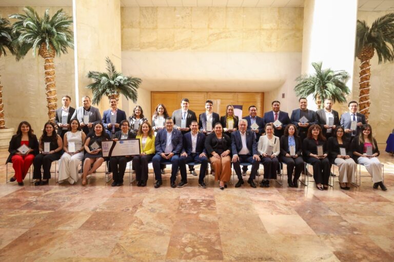 Premian y reconocen a investigadoras e investigadores en el Encuentro de Investigación de la UA de C 2025