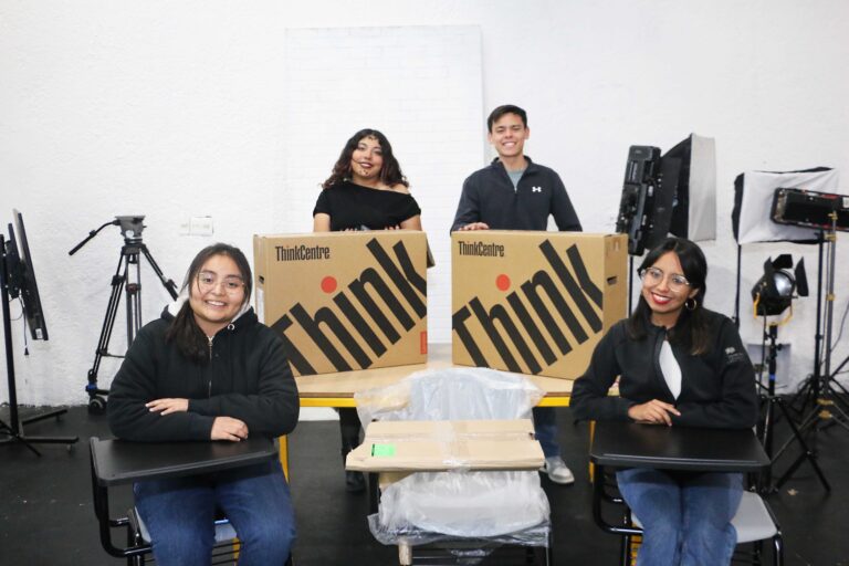 Recibe Facultad de Ciencias de la Comunicación de la UA de C mobiliario, equipamiento y modernización de alumbrado