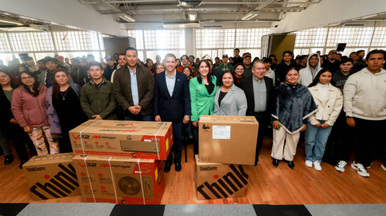 Recibe Facultad de Sistemas Unidad Sureste de la UA de C 25 equipos de cómputo y 20 aires acondicionados