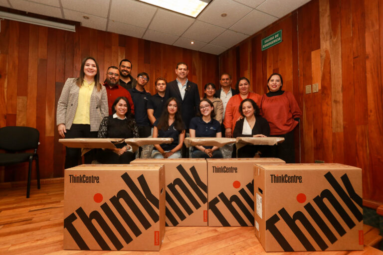 Rector de la UA de C toma protesta al Consejo Directivo del ILE y entrega equipos de cómputo y mesabancos