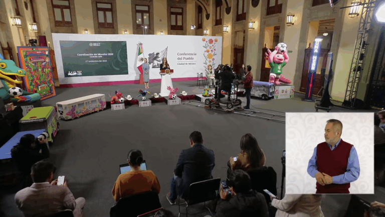 Retiran sombreros de escenario de la mañanera; especulan que fue para evitar evocar figura de Carlos Manzo