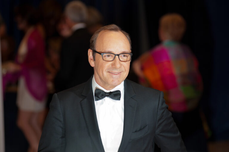 Revela Kevin Spacey que vive sin hogar tras escándalo sexual