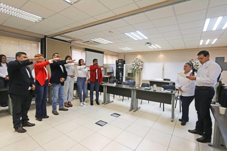 Rinde protesta la nueva Mesa Directiva de la Academia de Directoras y Directores de la Unidad Sureste