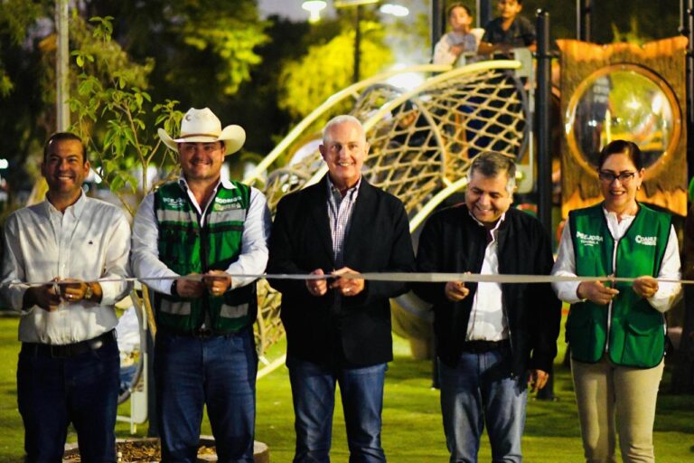 Román Cepeda inaugura área infantil de la Alameda Zaragoza