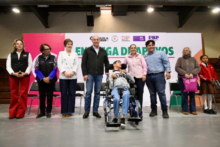 Román Cepeda y Liliana Salinas entregan aparatos funcionales, becas y prótesis de mama