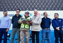 Román Cepeda González entrega uniformes al personal del SIMAS Torreón