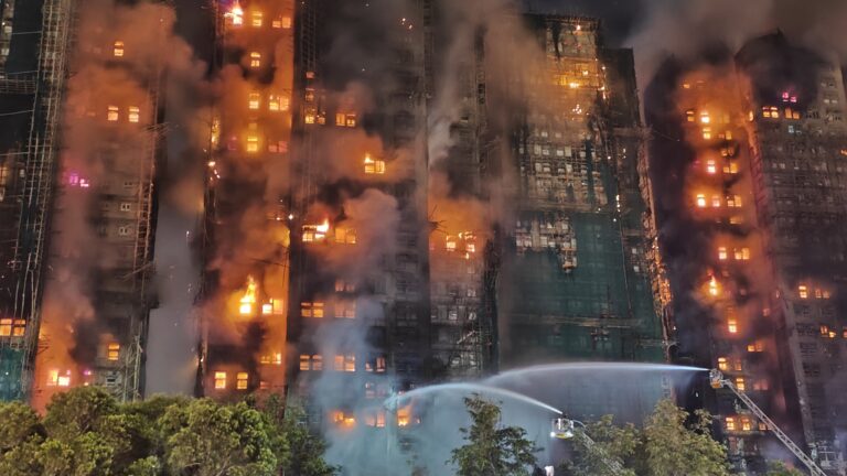 Un incendio devora varios edificios residenciales en Hong Kong