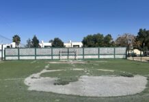 Vecinos de Quinta Manantiales alertan por daño en pasto sintético de cancha pública; autoridades darán mantenimiento