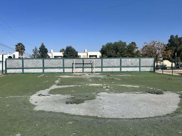 Vecinos de Quinta Manantiales alertan por daño en pasto sintético de cancha pública; autoridades darán mantenimiento