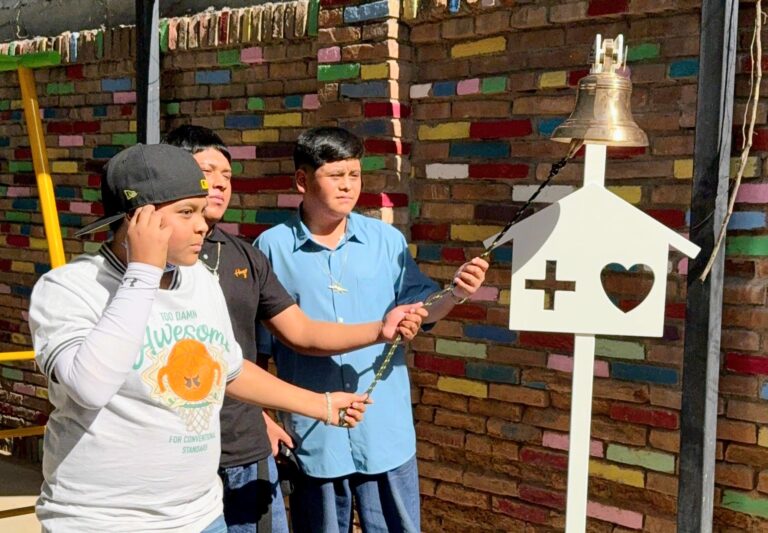 Vencen adolescentes el cáncer, tocan desde Saltillo la «campana de la vida»