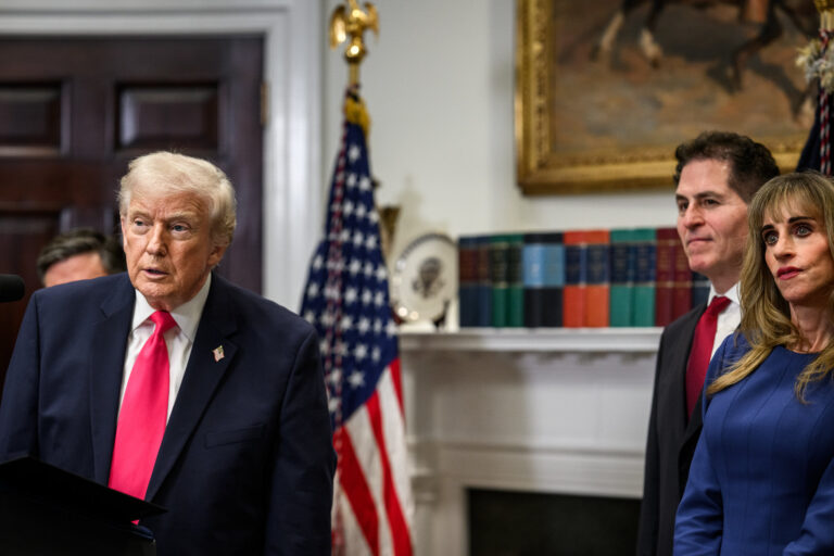 Amaga Trump con arancel del 5% a México por agua