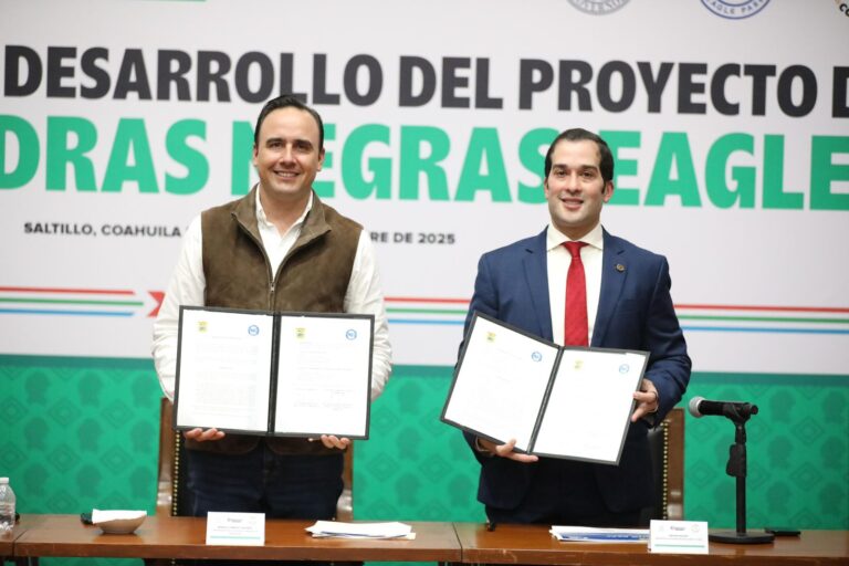Firman Manolo y mayor de Eagle Pass acuerdo para ampliación del Puente Internacional II