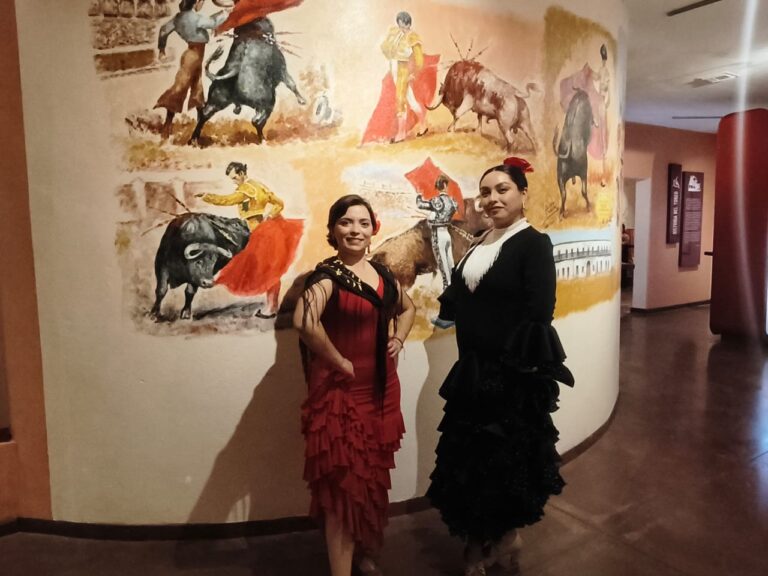 Asisten saltillenses a las Noches de Museo en el de Arte Taurino