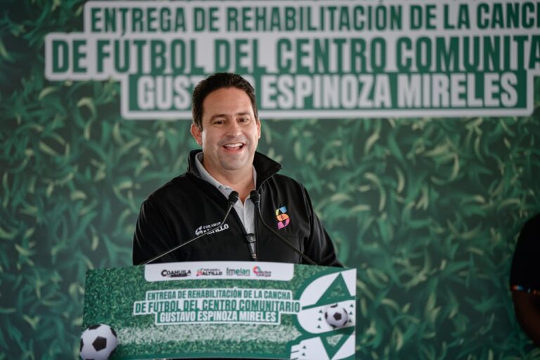 Javier Díaz entrega rehabilitación de cancha en la Espinoza Mireles