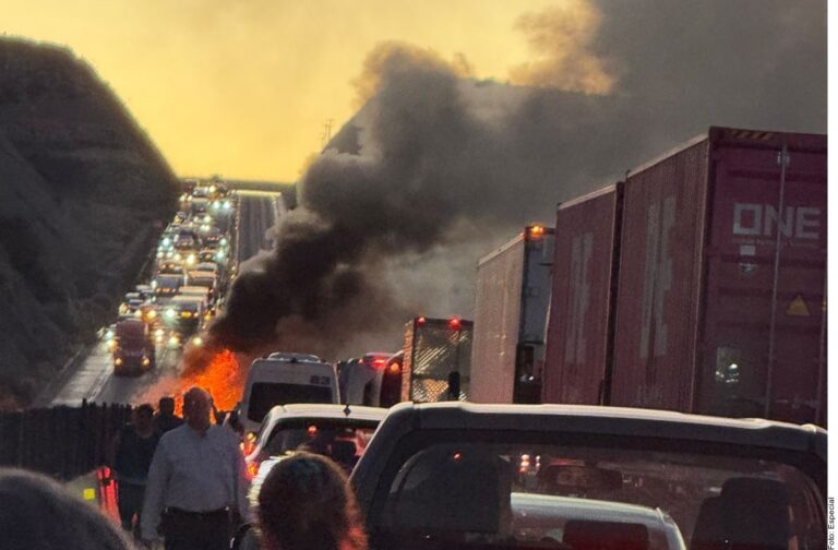 Mantienen cierre en ambos sentidos de Autopista Saltillo – Monterrey