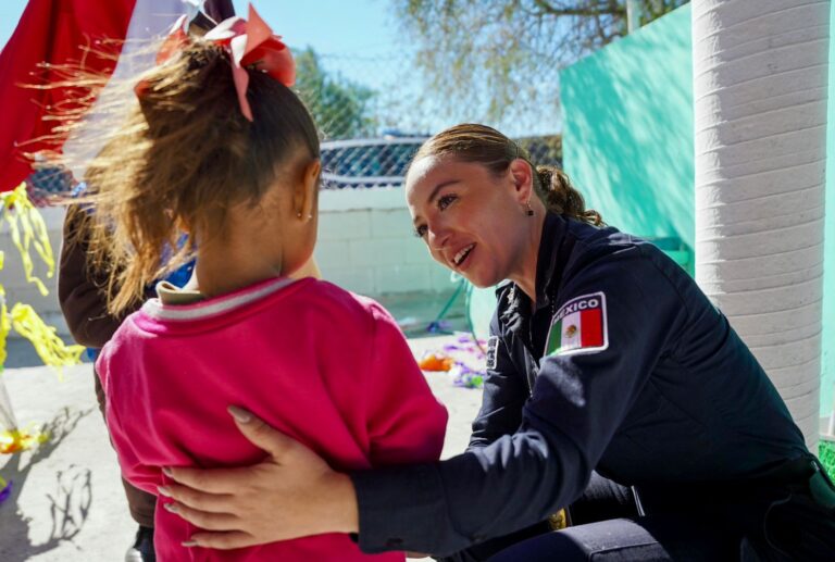 Policía de Ramos lleva alegría navideña al ejido Landeros
