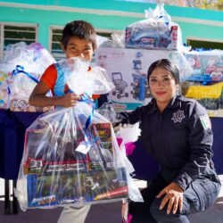 Policía de Ramos lleva alegría navideña al ejido Landeros5