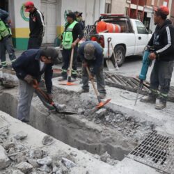 Refuerza Saltillo seguridad vial; repara rejillas pluviales en Zona Centro